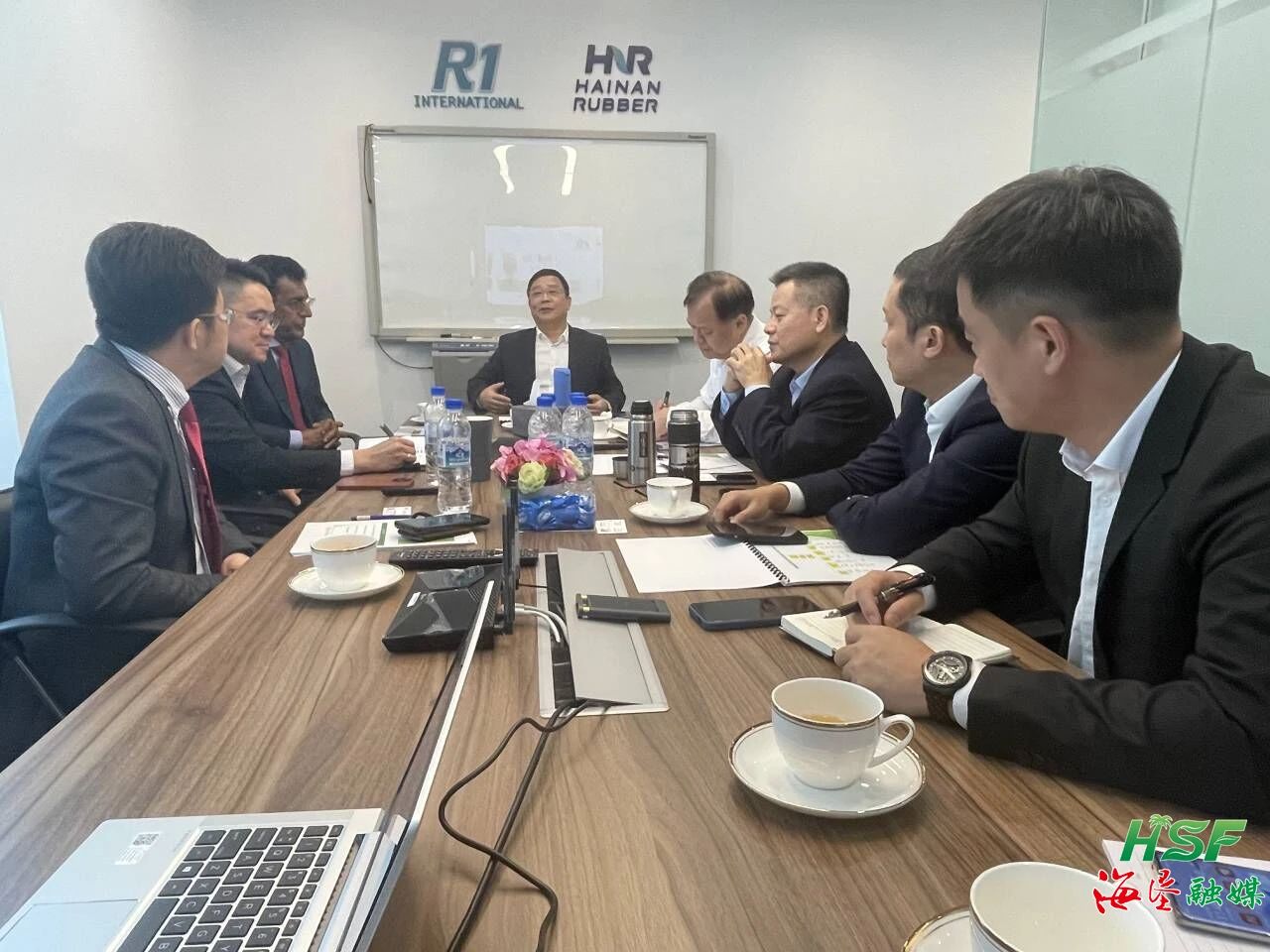 包洪文一行與R1公司座談交流。